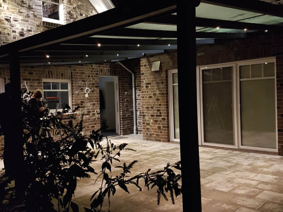 Terrassenüberdachung mit Beleuchtungssystem von Roxx Terrassen