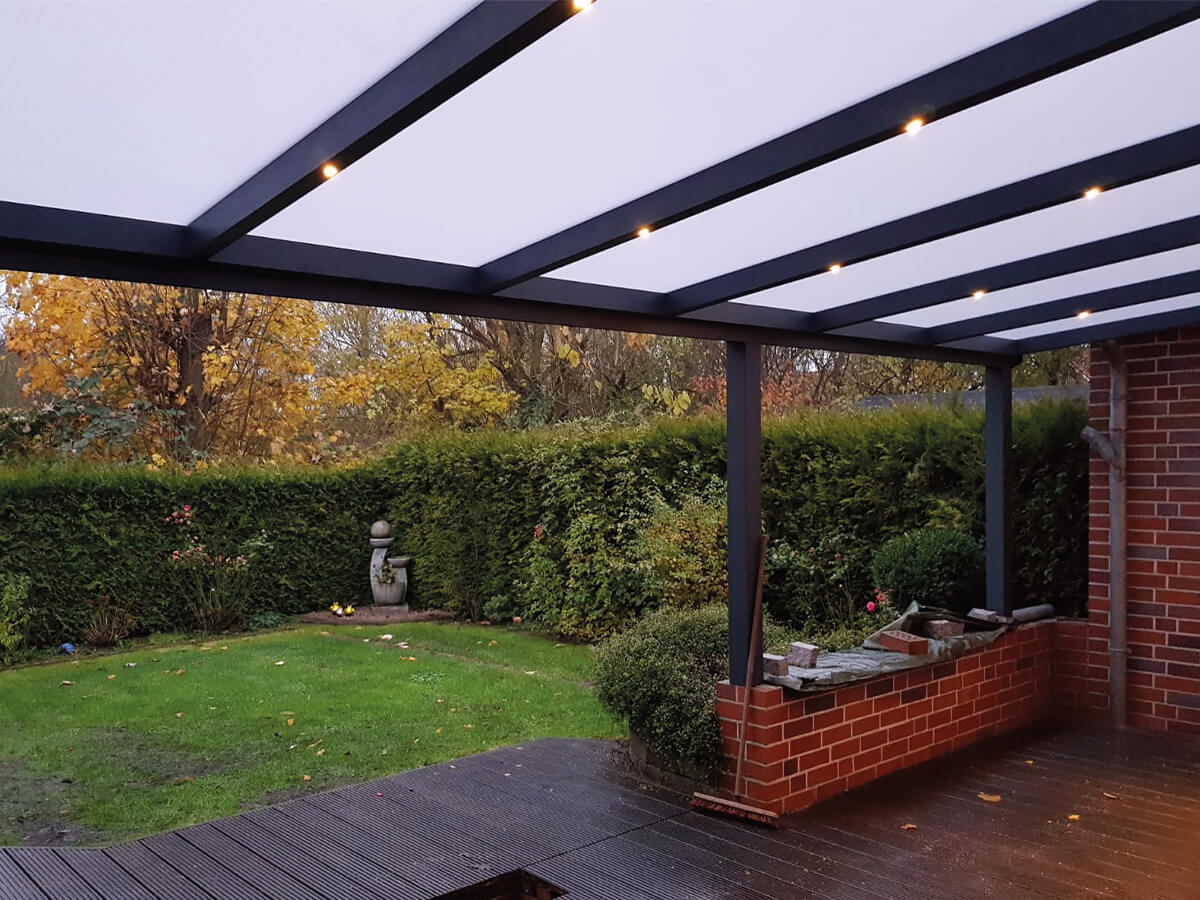 Terrassenüberdachung in Anthrazit mit Beleuchtung