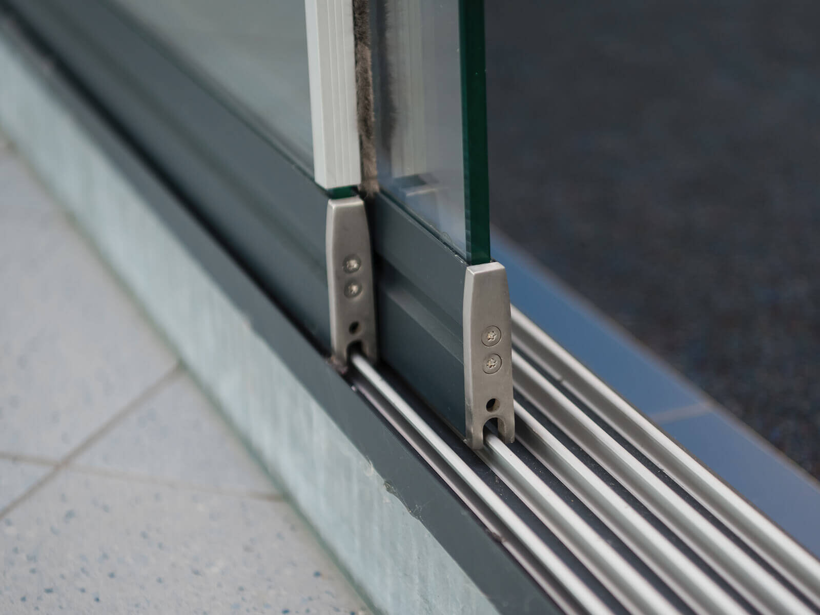 Detailansicht einer Glasschiebewand