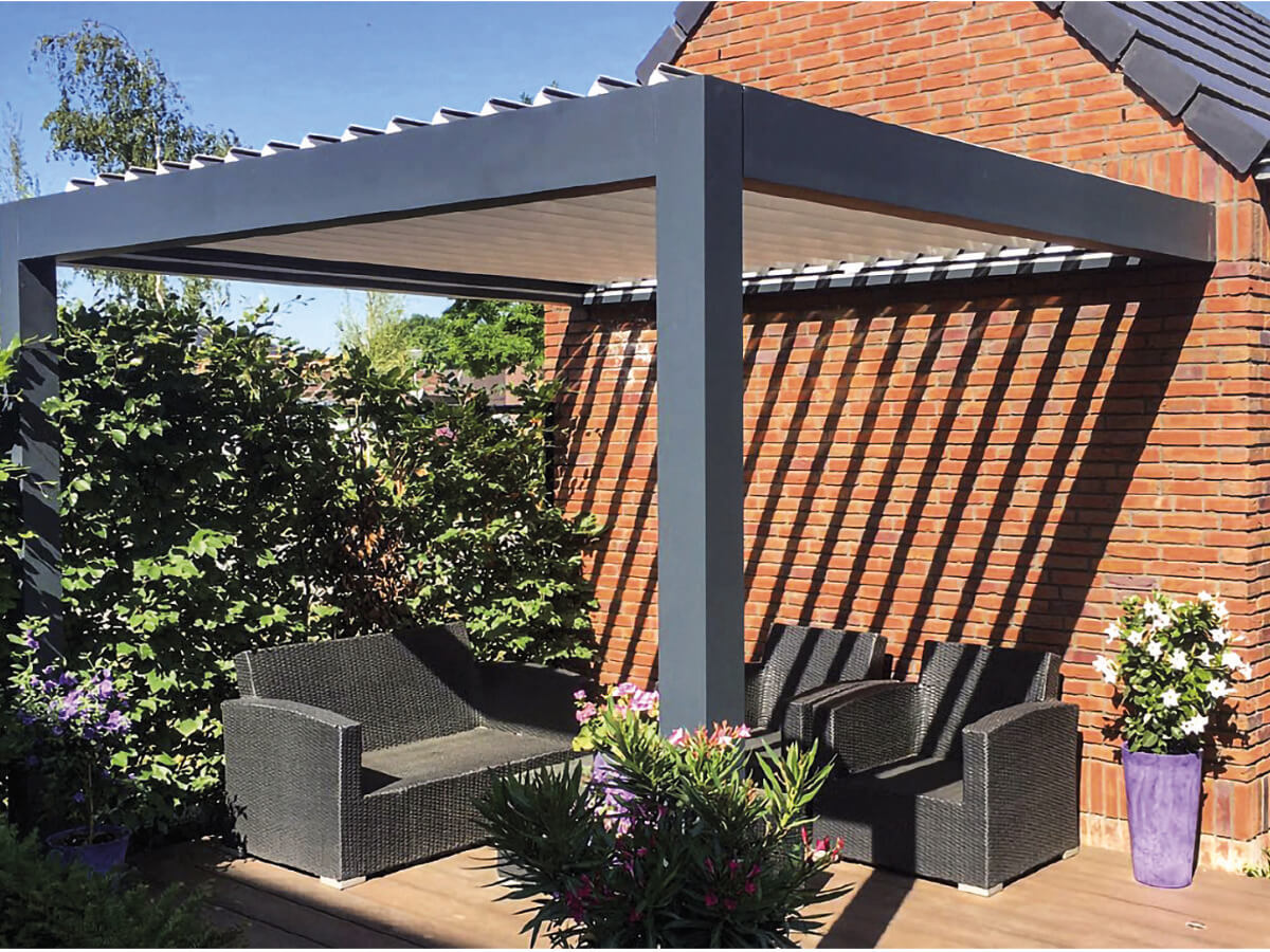 Terrassenüberdachung Luxline in Anthrazit mit Lamellen als Dach