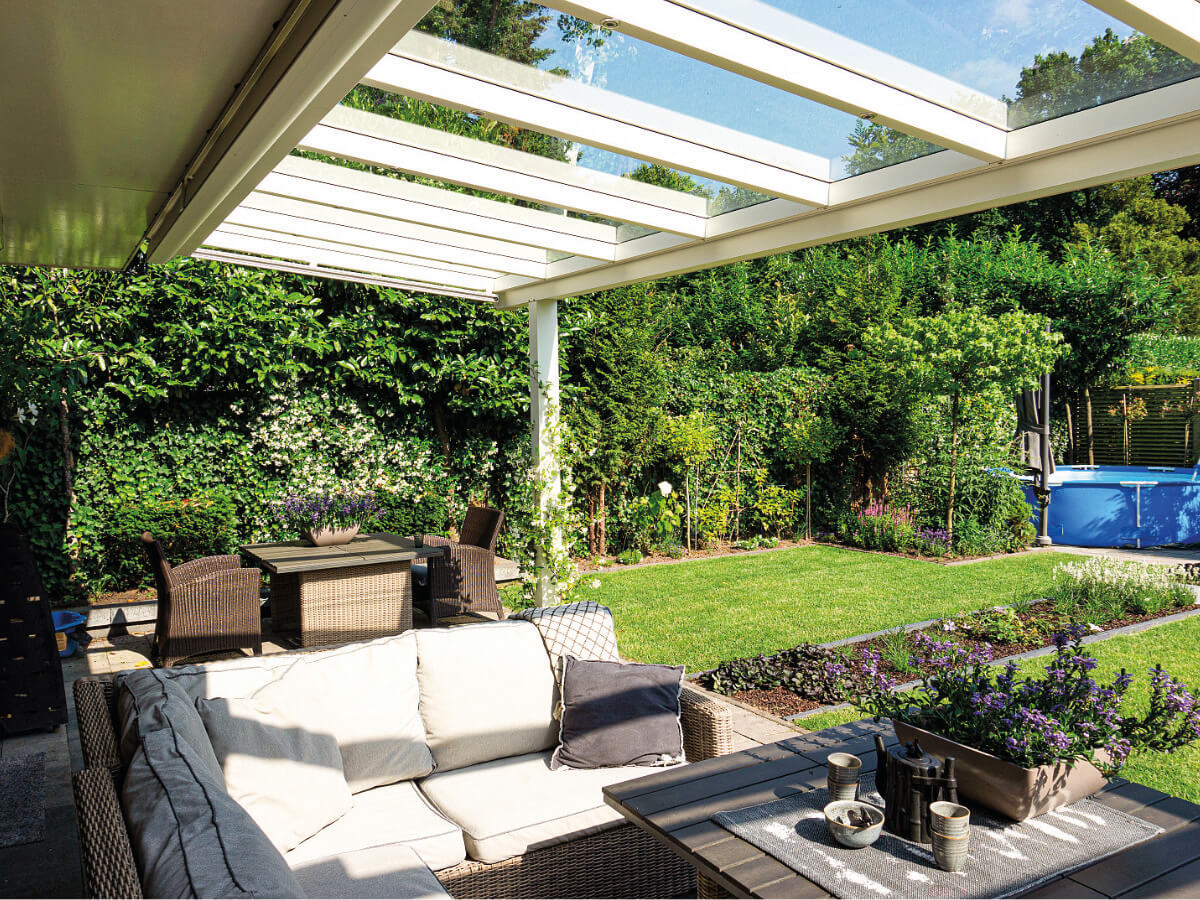 Terrassenüberdachung aus weißem Aluminium