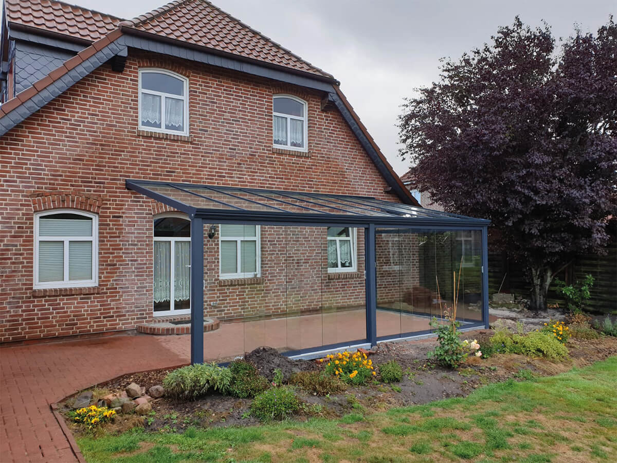 Terrassenüberdachung mit Glasschiebeelementen in Anthrazit