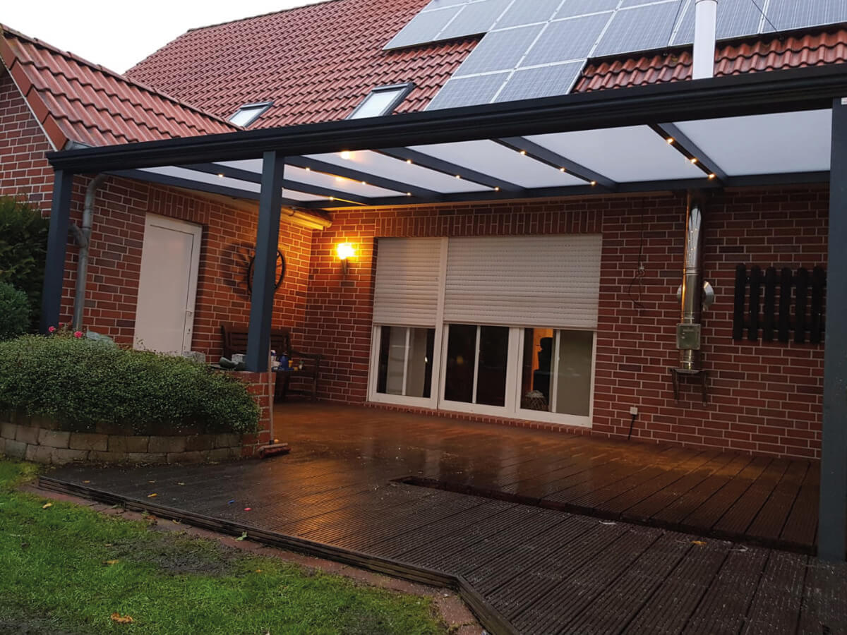 Terrassenüberdachung in Anthrazit mit Beleuchtung