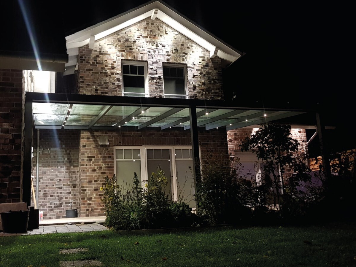 Offene Terrassenüberdachung bei Nacht mit Beleuchtung