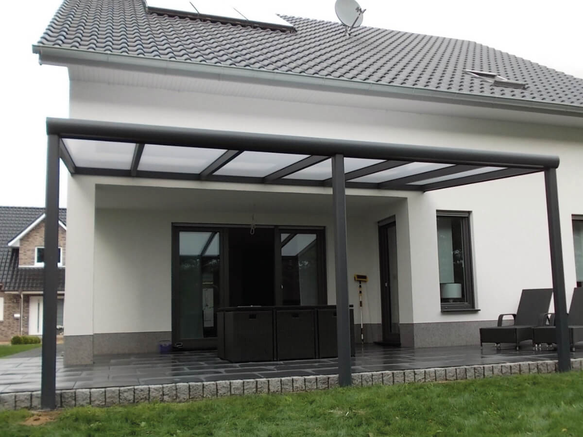 Offene Terrassenüberdachung in Anthrazit mit Glasdach