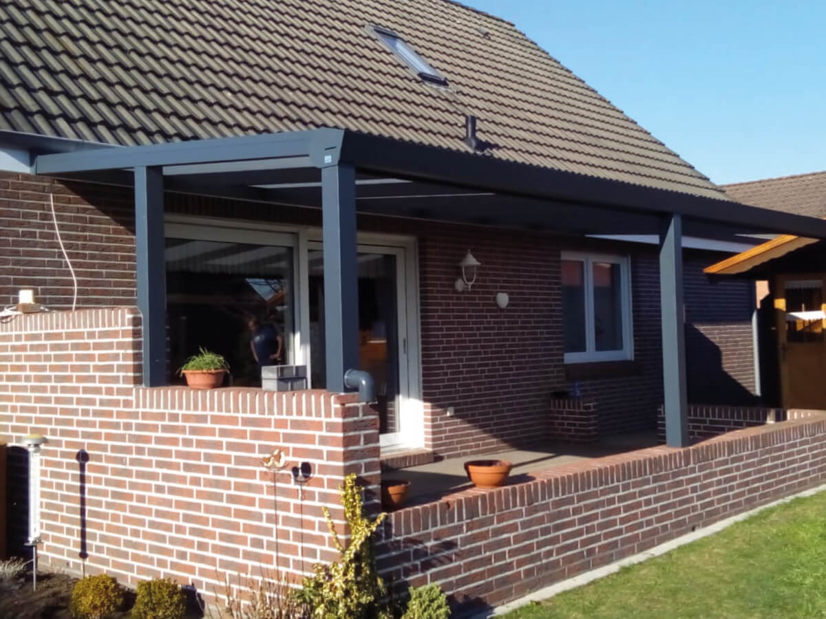 Überdachte Terrasse mit Metallkonstruktion