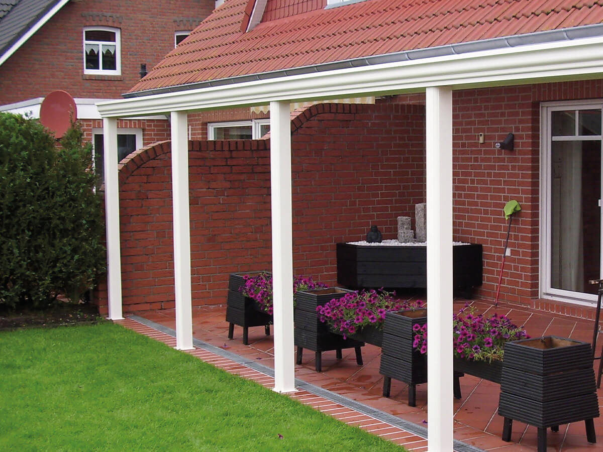 Offene Terrassenüberdachung in Weiß