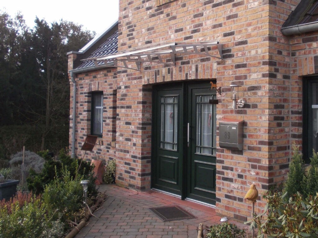 Filigranes Aluminium-Vordach über dem Hauseingang mit Glasabdeckung