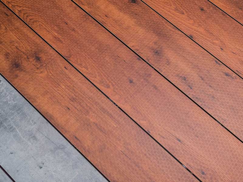 Detailansicht von hochwertigen Terrassendielen in Holzoptik, pflegeleichter und langlebiger Bodenbelag