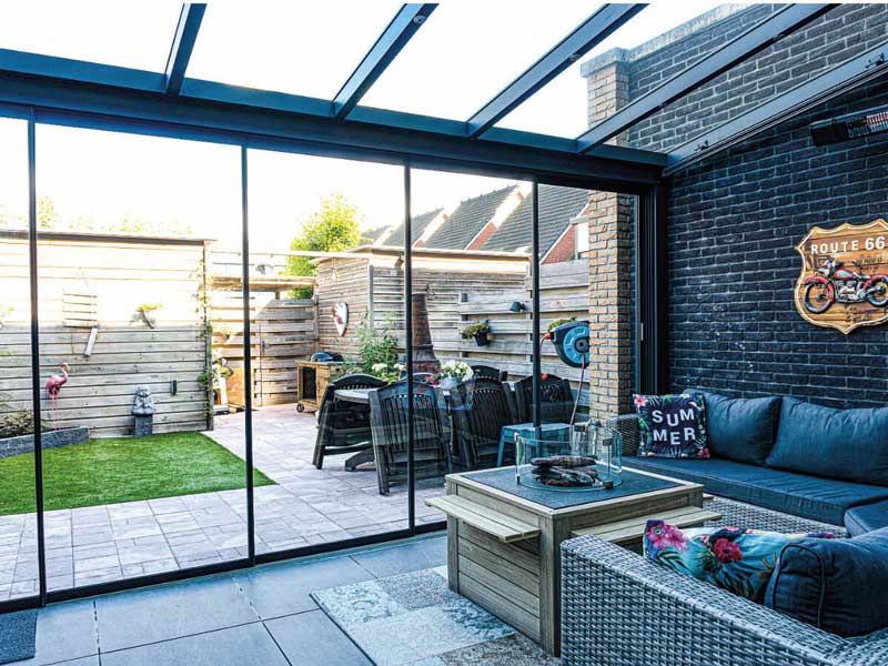 Moderne Aluminium-Terrassenüberdachung mit Glasdach