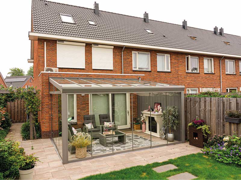 Moderne Aluminium-Terrassenüberdachung mit Glasdach und seitlichen Glasschiebewänden