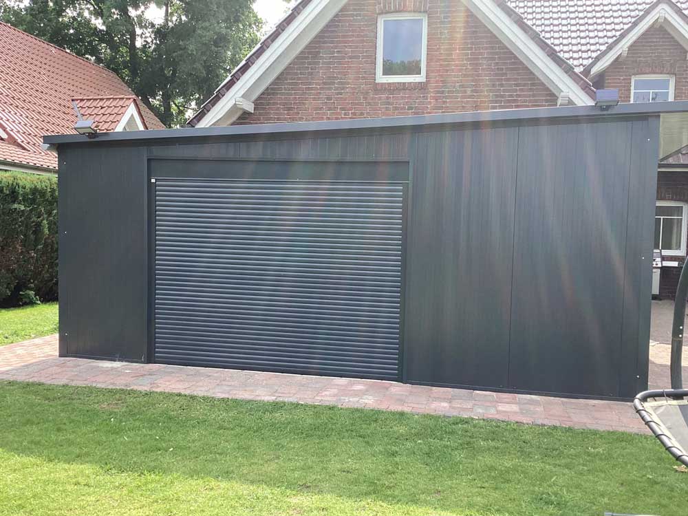 Großzügiger Aluminium-Geräteraum in Anthrazit mit integriertem Rollladen