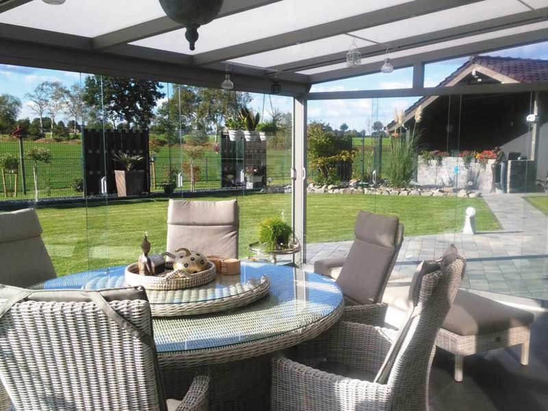 Innenansicht einer geschlossenen Terrassenüberdachung mit Aluminiumkonstruktion